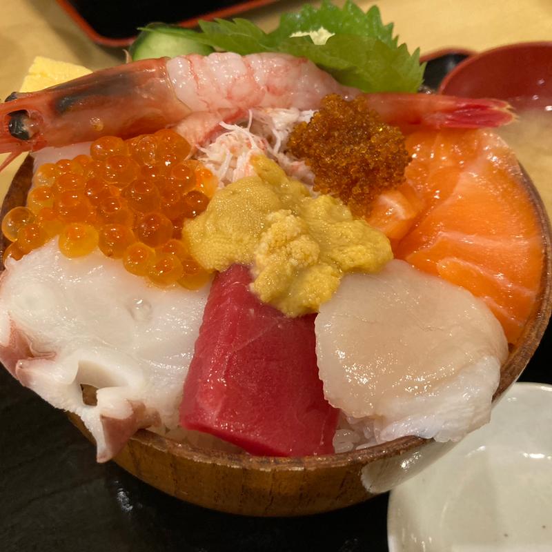 カラフル丼(さんかく亭)