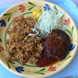 スパイシーピラフ＆ガーリックハンバーグプレート(東京科学大学つばめ生協すずかけ台食堂)