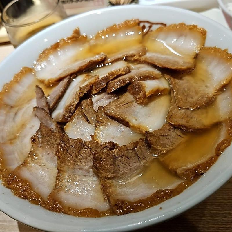 メガ盛り焼豚ラーメン(喜多方ラーメン 坂内 新宿西口思い出横丁店)