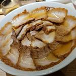 メガ盛り焼豚ラーメン(喜多方ラーメン 坂内 新宿西口思い出横丁店)