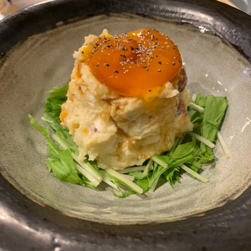 タンスモークとたまごのポテサラ(馬と酒 BEAST)