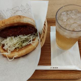 メンチカツフォカッチャ(裏月見)、ジンジャーエール(モスバーガー 亀有北口店)