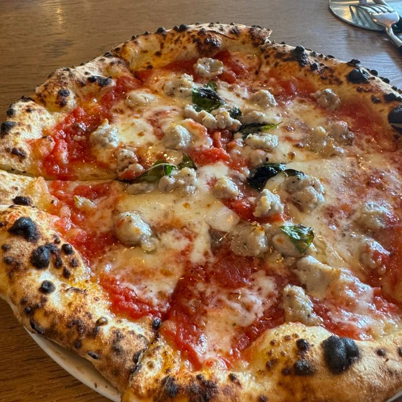 ロマーナにサルシッチャ（イタリアンソーセージ）トッピング(PIZZERIA SOGGIORNO ピッツェリア ソジョルノ)