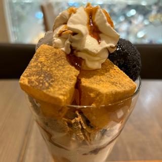 黒胡麻わらび餅パフェ(nana's green tea 京王聖蹟桜ヶ丘SC店)