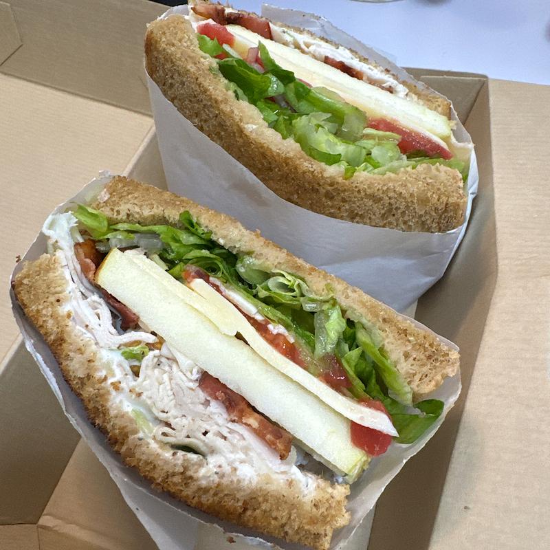チキンゴーダチーズりんごベーコンのサンドイッチ(M&T Wraps and Sandwiches)