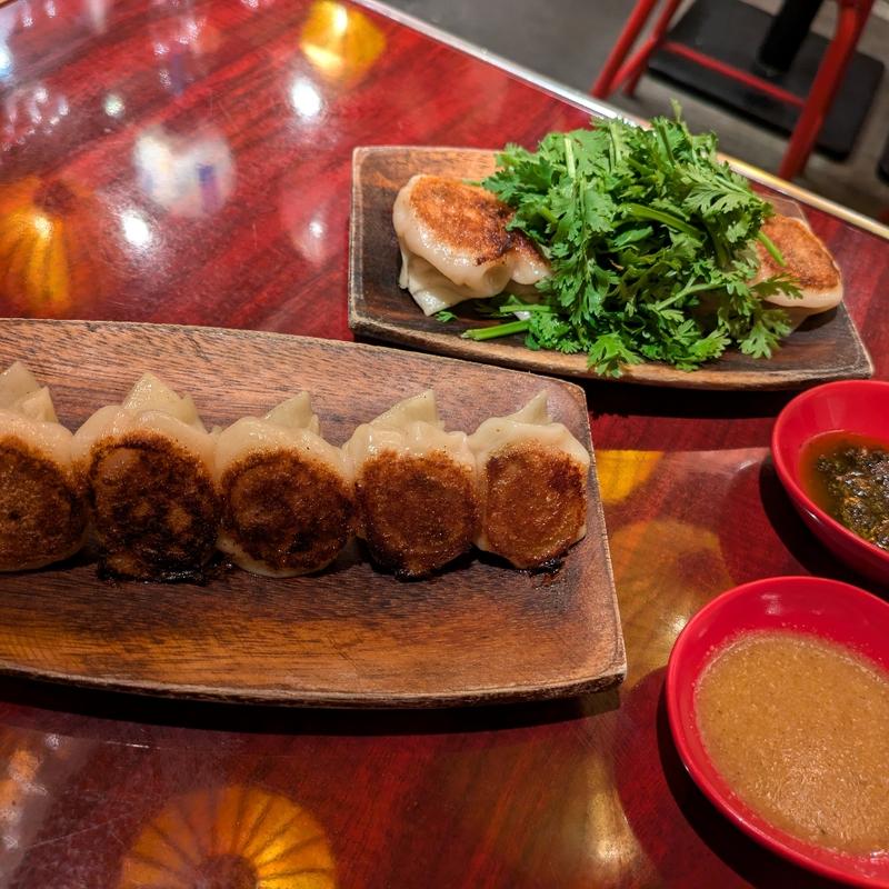 手作り餃子・パクチージェノベーゼ餃子(アガリコ餃子楼 阿佐ヶ谷店)