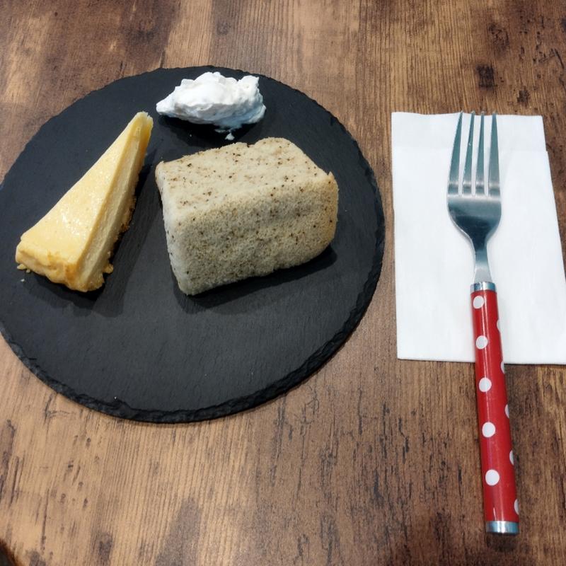 米粉のチーズケーキ、米粉のシフォンケーキ(アールグレイ)、米粉のシフォンケーキ(プレーン)パフェ、アールグレイティー(カフェ オープンハート 金町)