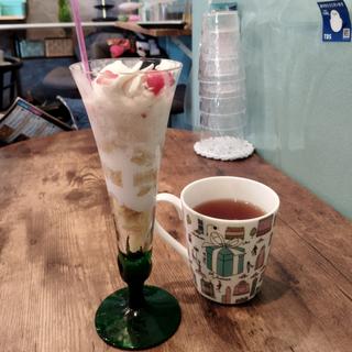 米粉のチーズケーキ、米粉のシフォンケーキ(アールグレイ)、米粉のシフォンケーキ(プレーン)パフェ、アールグレイティー(カフェ オープンハート 金町)