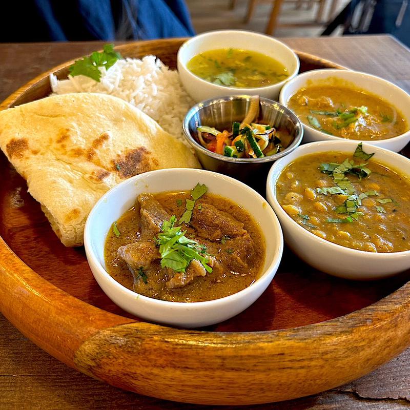 3種のカレーが選べるプレート(スパイシーカレーHalal Hub)