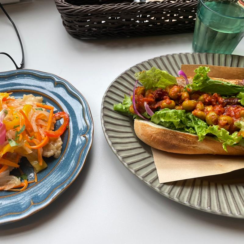 ビーンズサンド、サラダ(フラワーカフェ モンパルナス)