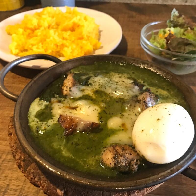 チキンほうれん草カレー チーズ 半熟卵(ヨゴロウ （YOGORO）)