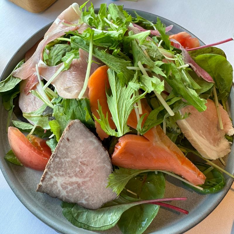 2種のドレッシングで食べる美食家サラダ(24/7 restaurant)