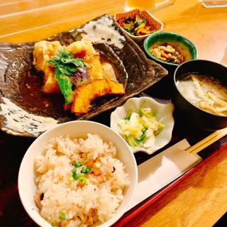 彩り野菜と魚、揚げ豆腐の煮おろしがけ定食(大かまど飯 寅福 青山本店)