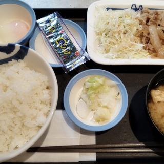 特朝牛皿定食、半熟玉子(松屋 青砥店)