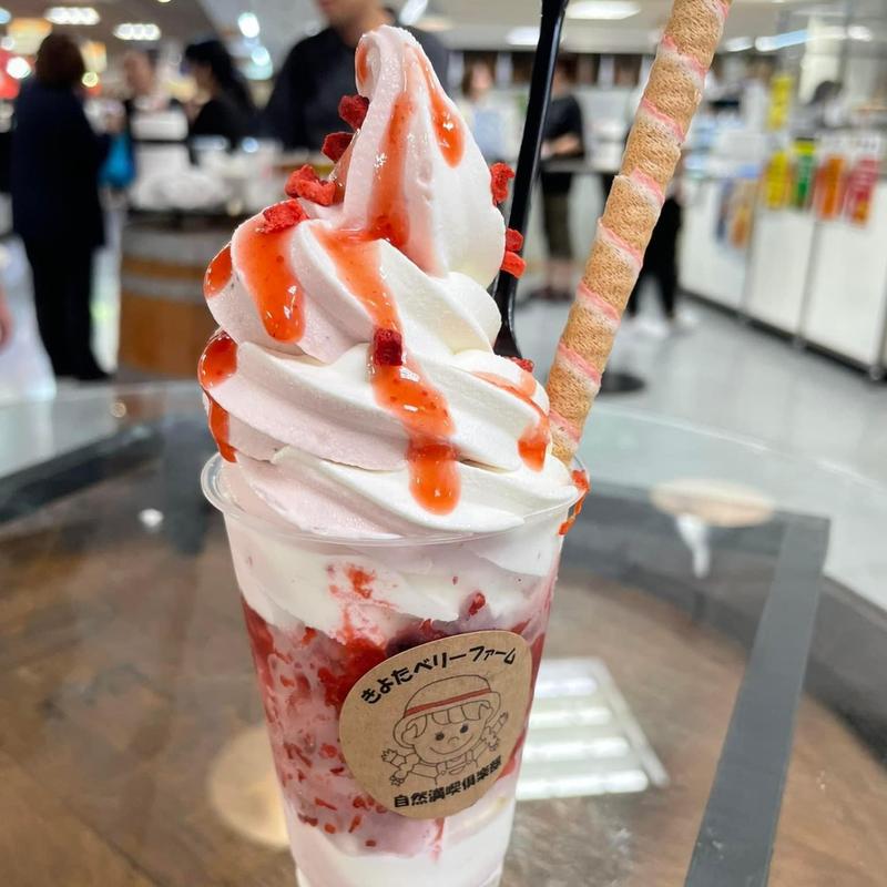 苺農家のけずり苺パフェ(北海道どさんこプラザあべのハルカス店)