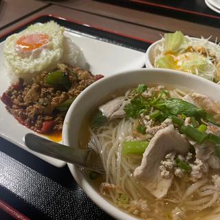 Cセット（ガパオ+ハーフタイ醤油ヌードル）(Bann Nipa)
