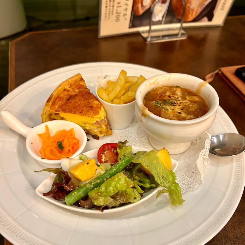 キッシュロレーヌ＆オニオングラタンスープ(AUX BACCHANALES 原宿店（オーバカナル）)