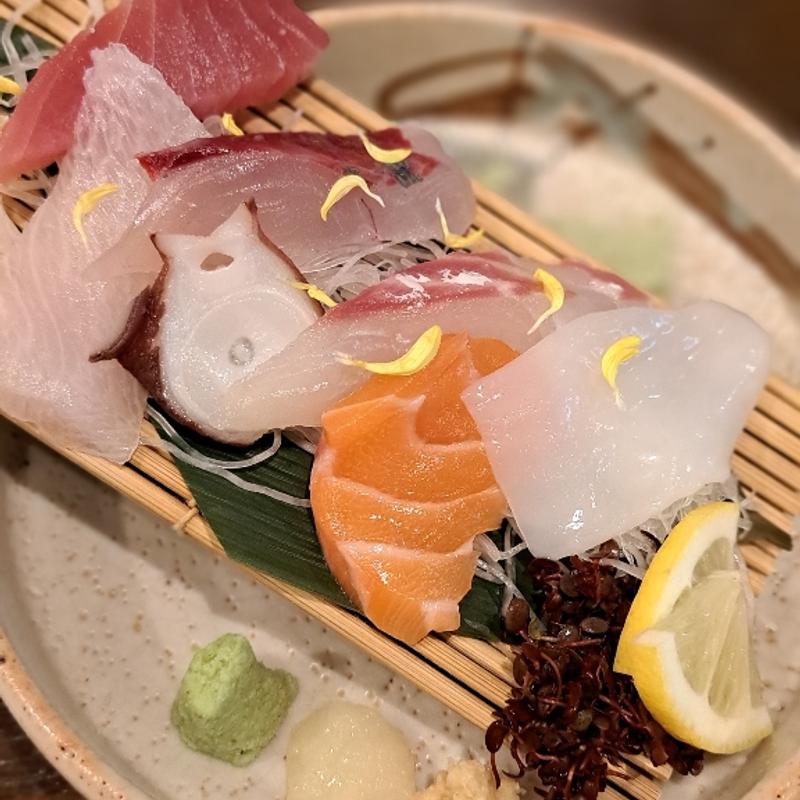 金のお造り7点盛り(地酒と漁火の火人粋)