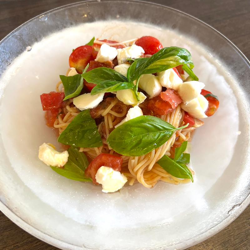 フレッシュモッツァレラチーズとフレッシュトマトとバジルの冷製(ビストロ グルナッシュ （B'stro Grenache）)