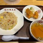 炒飯と唐揚げランチ