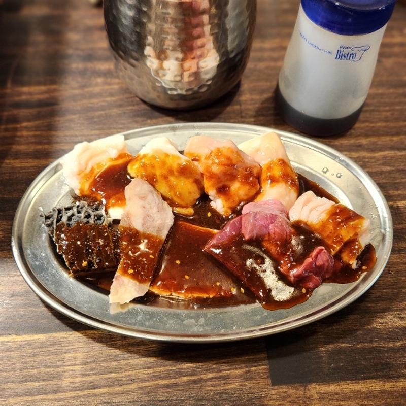 ブリトロホルモン盛り合わせ 小(国産牛 内臓専門店 一燈屋 （いっとうや）大今里店)