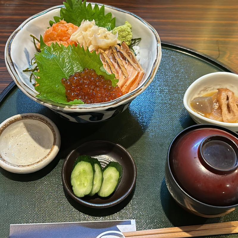 炙りサーモン丼 いくらのせ(鮭山マス男商店 桜木店 )