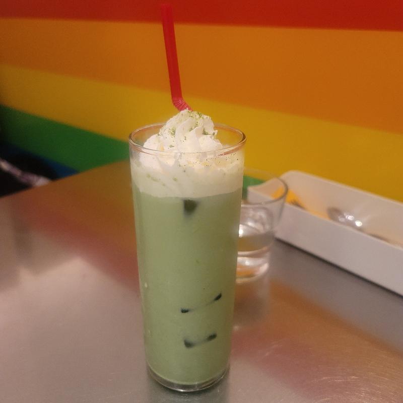 抹茶ラテ(レインボーパンケーキ （RAINBOW PANCAKE）)