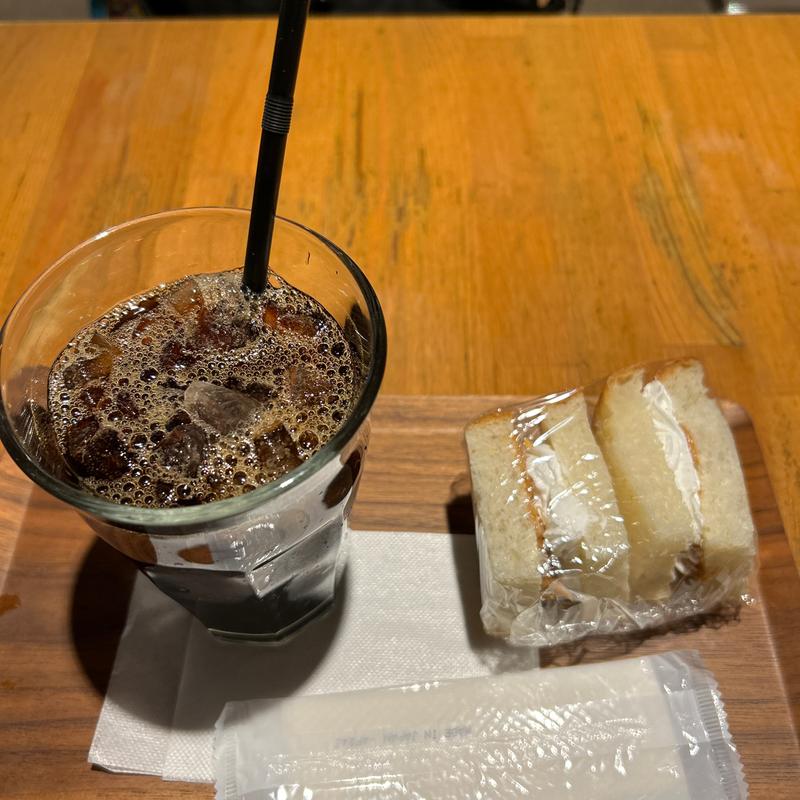 ピーナッツバターのサンドイッチとアイスコーヒー(マルセイコーヒー)