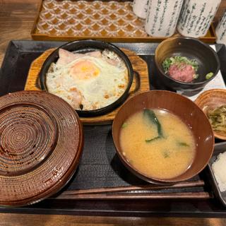 ぶたばら目玉焼き定食(しんぱち食堂 西武新宿店)