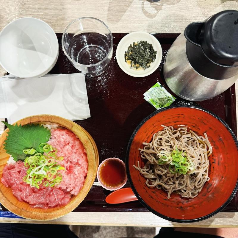 まぐろ2種+ミニそばセット(おひつごはん四六時中 岡山店（フードコート）)