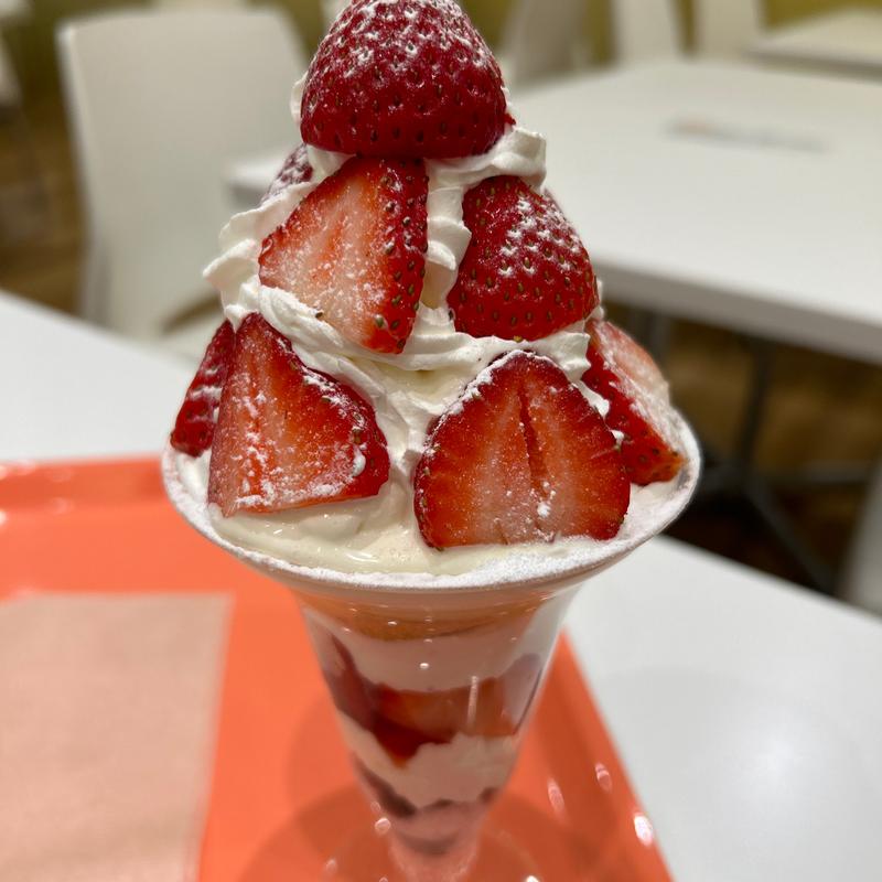 いちごパフェ(Lil'Donuts & Crepe 札幌北広島店)