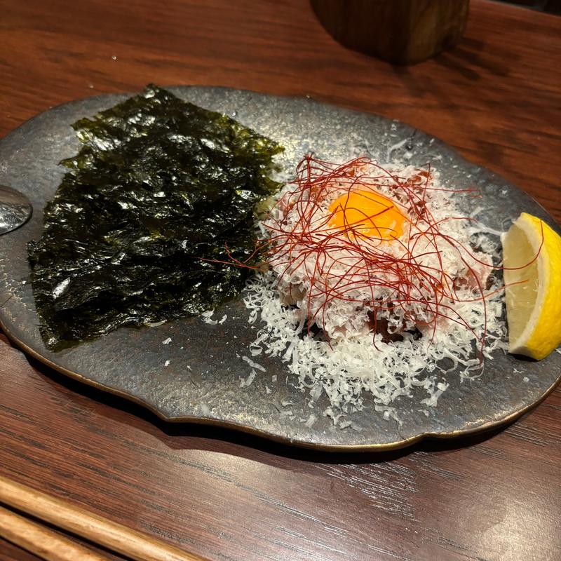 さつま知覧鶏の卵黄のせオリジナルユッケ(道玄坂バンバン)