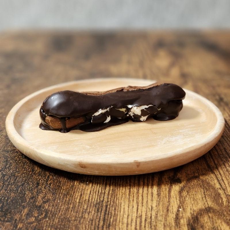 チョコレートのエクレア(やまもと菓子店)