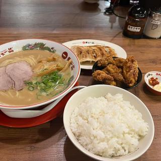 スタミナラーメン 唐揚げ定食 餃子