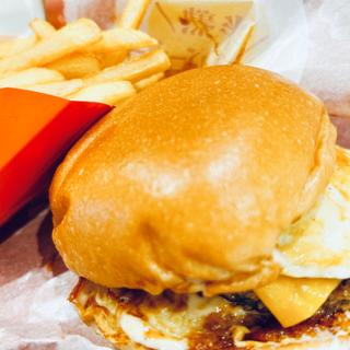 トリュフ薫る半熟月見絶品チーズバーガーセット(ロッテリア 阪急梅田茶屋町口)