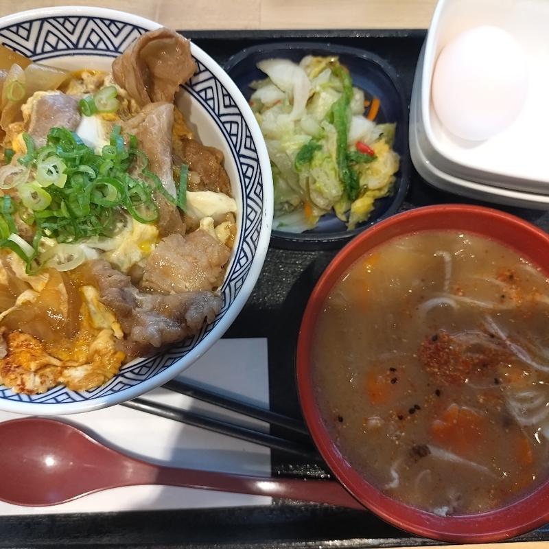 月見牛とじ丼　お新香　豚汁(吉野家 大井町駅西口店 )