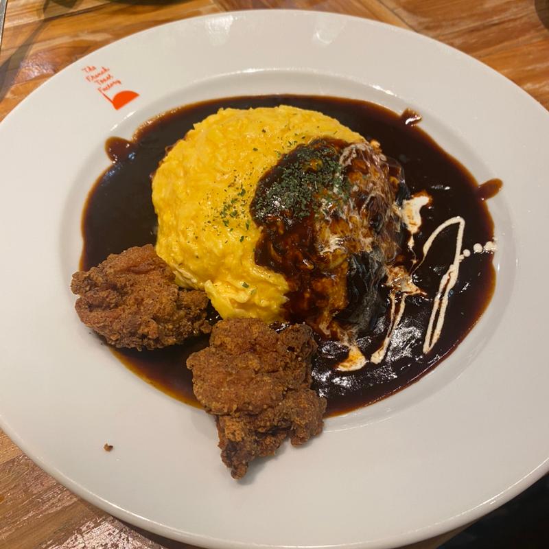 デミグラスオムライス　フライドチキン添え(The French Toast Factory アリオ亀有店（フレンチトースト専門）)
