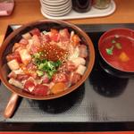 海鮮角切り丼(海鮮丼 みなと食堂)