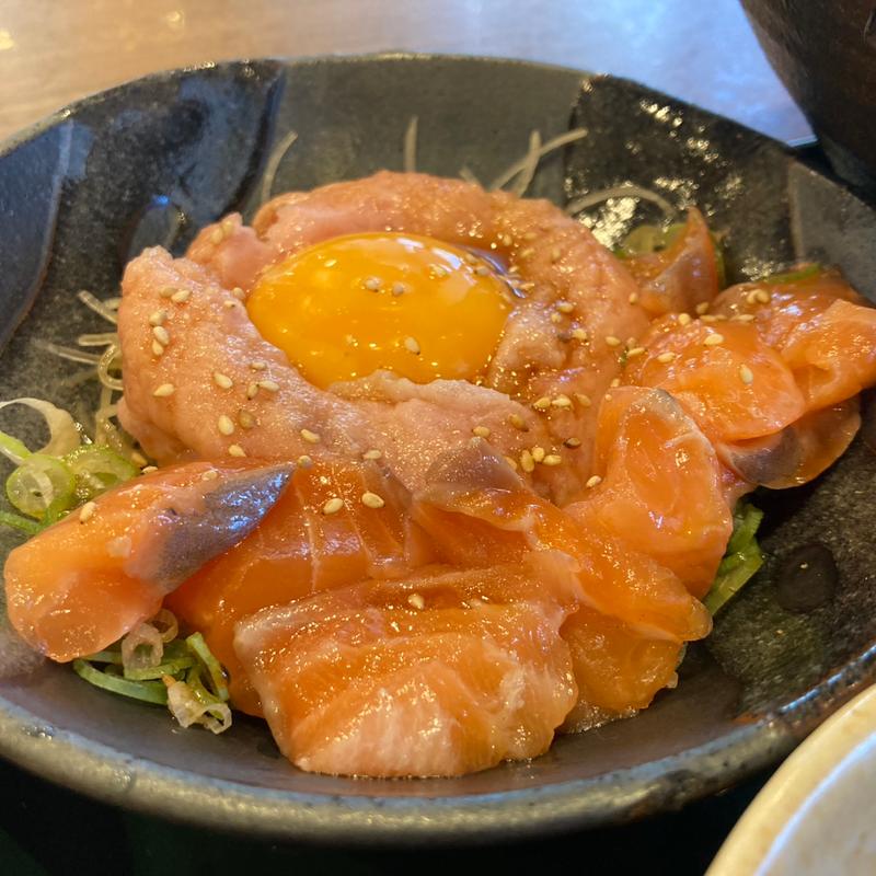 サーモンまぐろユッケ(八尾温泉 喜多の湯)