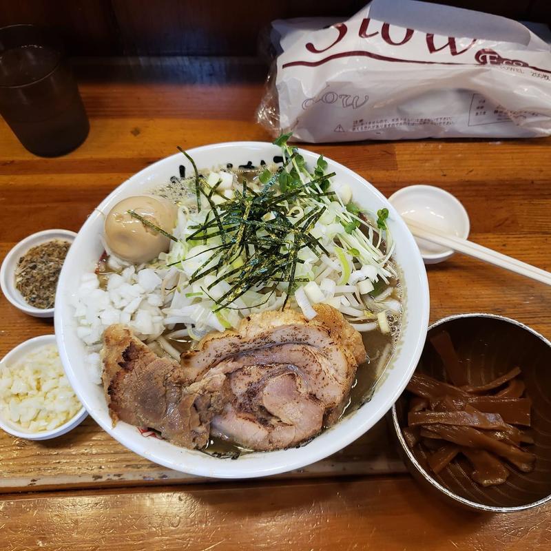 炙り煮干しラーメン 節粉 玉ねぎ 黒メンマ(ちばから 郡山店)