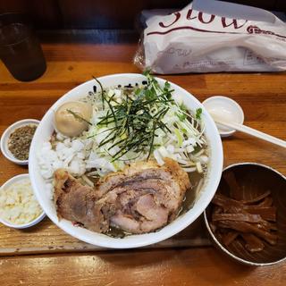 炙り煮干しラーメン 節粉 玉ねぎ 黒メンマ(ちばから 郡山店)