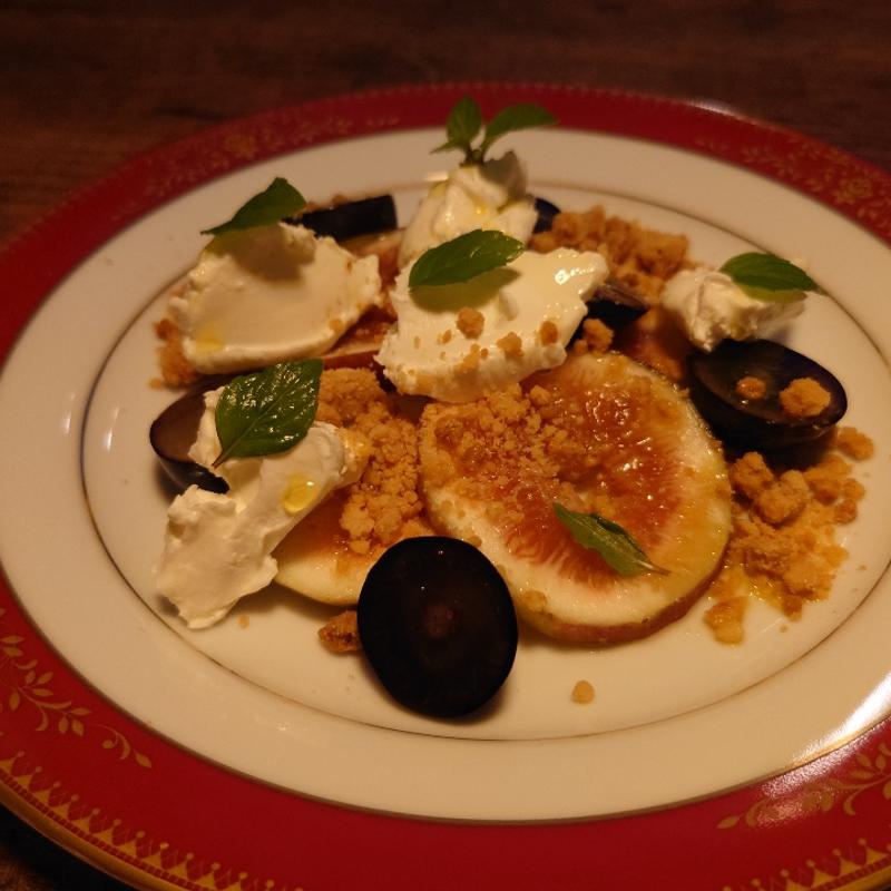 季節のフルーツのカプレーゼ(綴る、)