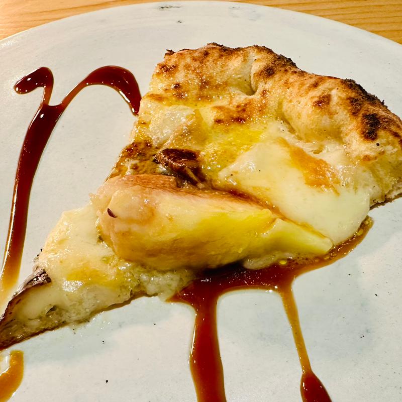 Pizza con 4 tipi di formaggio e fichi(尾山台 山田)