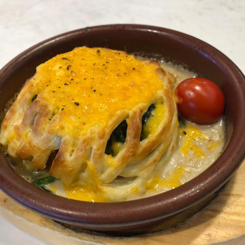 〜黒トリュフ香る〜チキンとほうれん草のパイ包み焼き(オリーブの丘 三郷店)