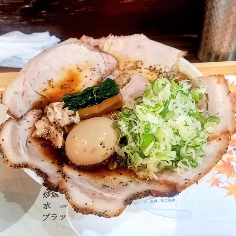 特製背脂ブラックラーメン ネギ 味玉(らぁめん しょうがの海)