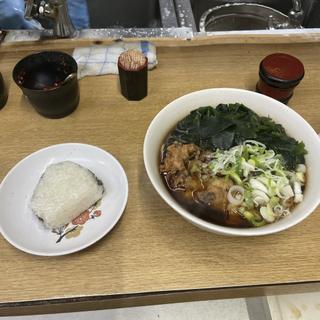 ゲソ天わかめそば　おにぎり(一由そば )