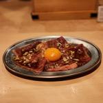 近江牛モモ炙りラーユッケ(立ち飲み居酒屋LIBERTY)