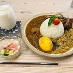 あいがけカレー スパホリ特製チキン うまだし煮卵 ラッシー(スパイスカレー専門店 SPICE HOLIC （スパイスホリック） 京都四条烏丸)