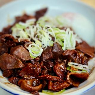 ホルモン丼 + 半熟卵(ホルモン煮込み きつねや)