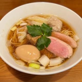 鴨だし醤油味玉ラーメン　ドデカワンタン(麺堂にしき 新宿歌舞伎町店)